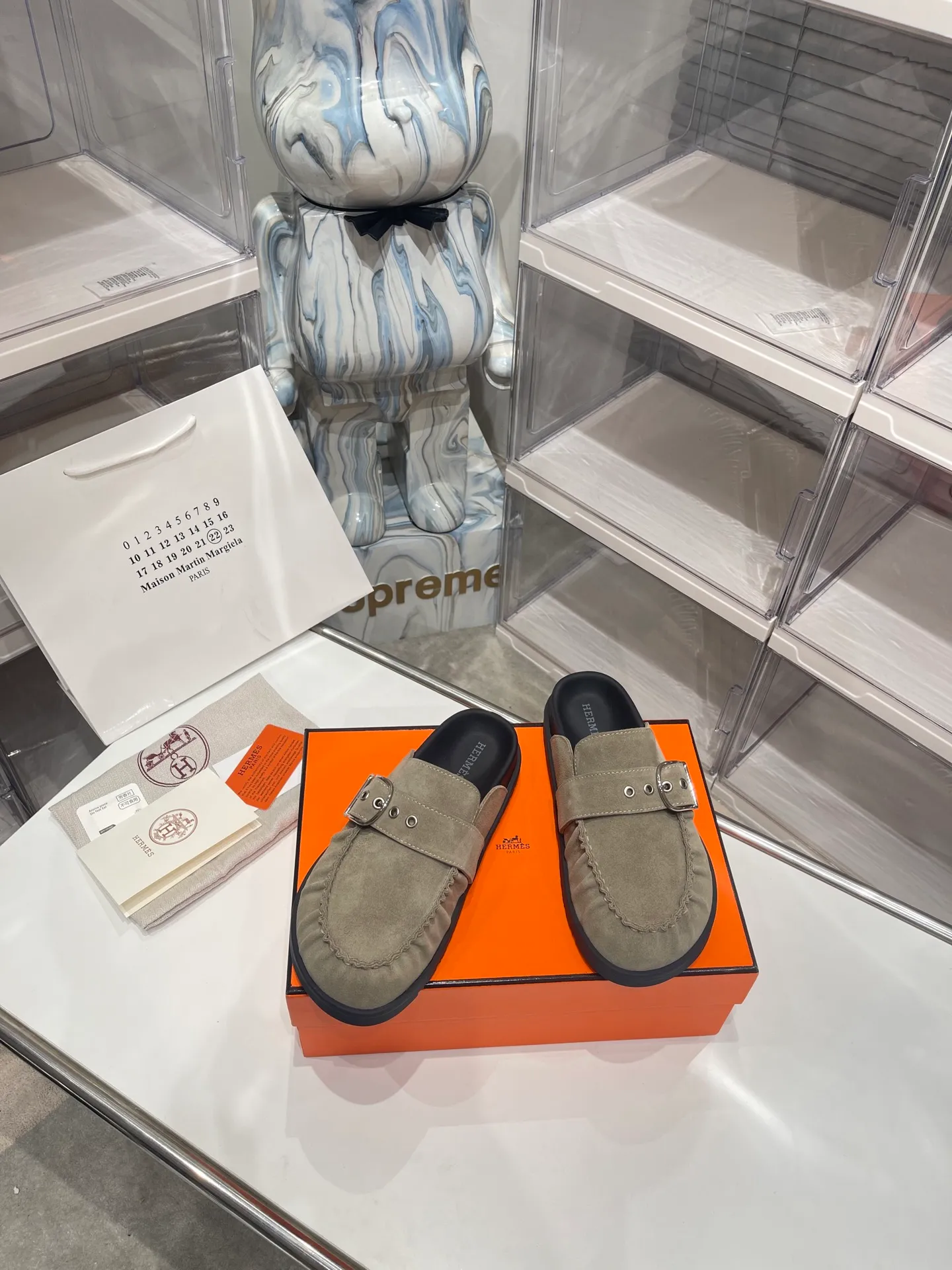 [H Family Hermès] P: 540💰 Size: Male 39-44 (45 46 customized) Female 35-40 (41 42 customized) HERMES Hermès latest kelly buckle couple style Birkenstock slippers, classic family language design! It looks good no matter how you match it! Casual and high-end feeling, the comfort is also great, paired with a variety of colorful socks, it gives a trendy and high-end feel ●Upper: imported cow suede ●Inner: imported sheepskin ●Foot pads: imported mixed sheepskin ●Outsole: Tpu non-slip and wear-resistant outsole